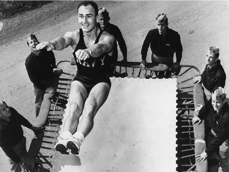 George Nissen che salta sul trampolino